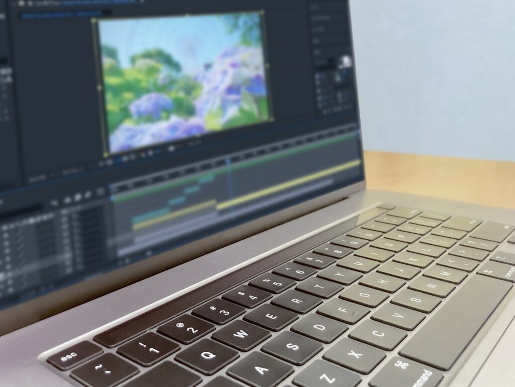 動画編集ソフトの画面を表示したノートパソコン